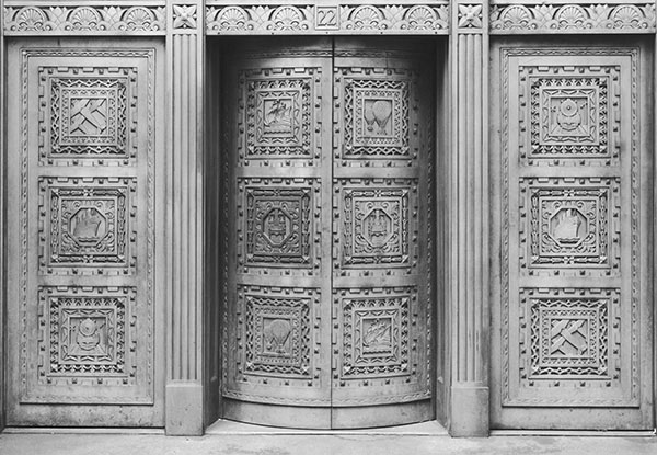 Door, 22 William Street, 1981. City Bank Farmers Trust Building (northwest corner of 20 Exchange Place).Architect: Cross and Cross. Sculpture: Attributed to David Evans.