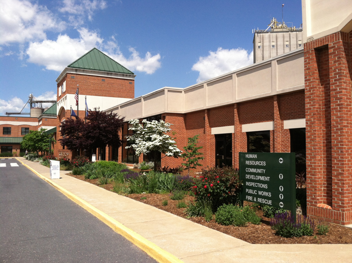 Photograph of the same location as in the previous image, but now featuring the Rockingham County Administration, 2015. Photograph by David Ehrenpreis. 