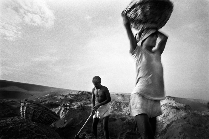 Sand bearers from the east bank of the Ganges River, Varanasi, Uttar Pradesh, 1977.