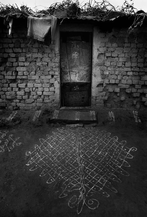 Pulli kolam diagram, in a village near Bangalore, Karnataka, 1984.