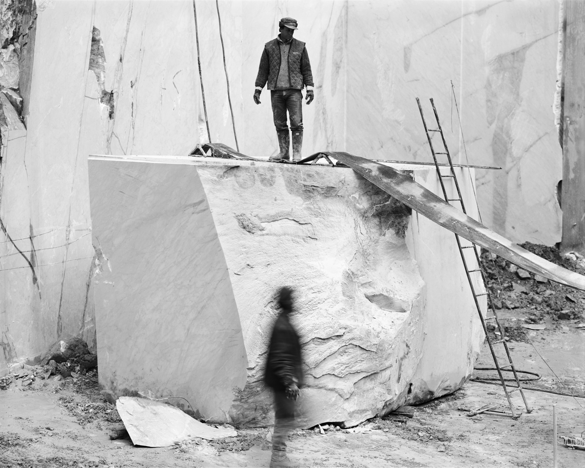 Cavatori (quarrymen) setting up to cut a block in two, Cava 173, Gioia Piastrone, Bacino di Colonnata, 2006.